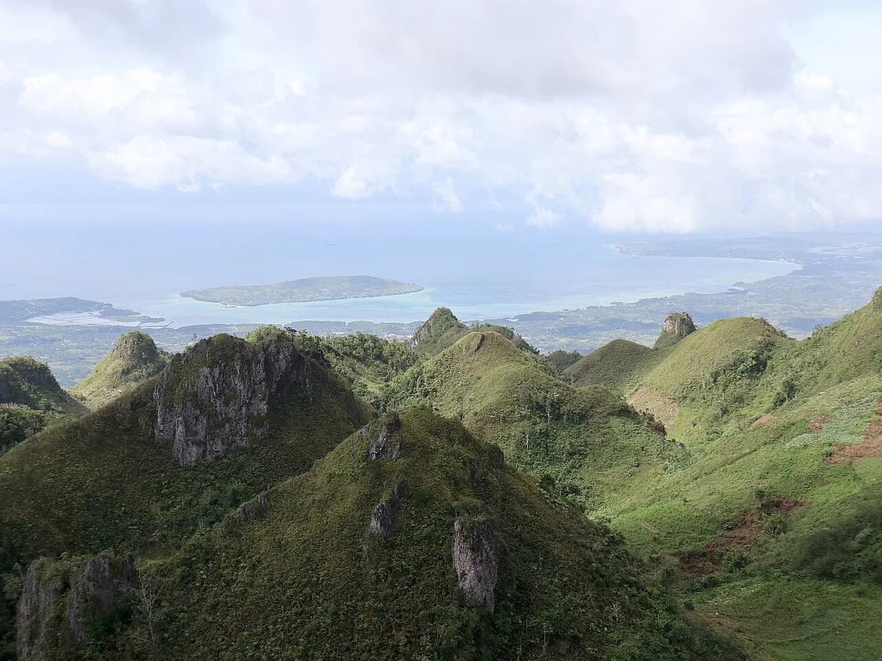 Vue réelle du relief du sud de Cebu depuis Osmeña Peak vers Badian-Moalboal